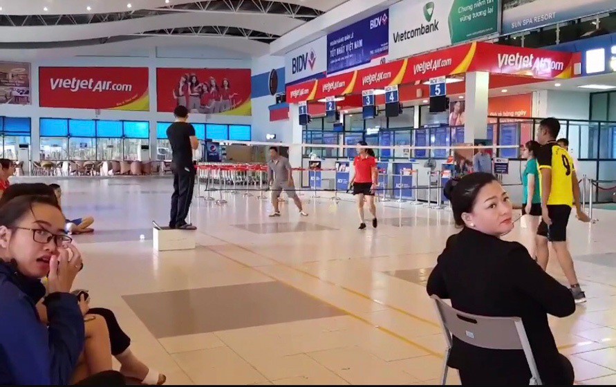Phạt sân bay đóng cửa nhà ga, ngưng tiếp khách để nhân viên thi đấu cầu lông