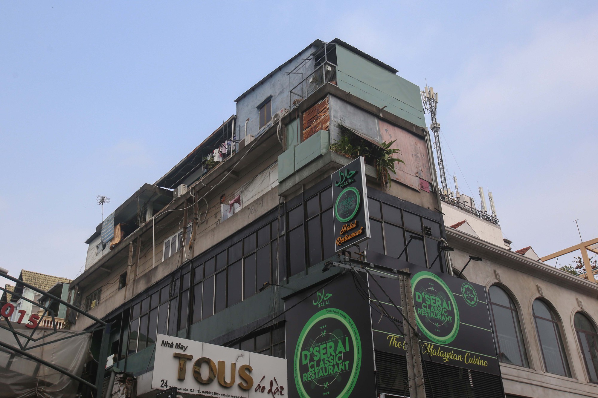 Tử thần chực chờ c&aacute;c chung cư cũ tại TP HCM - Ảnh 7.