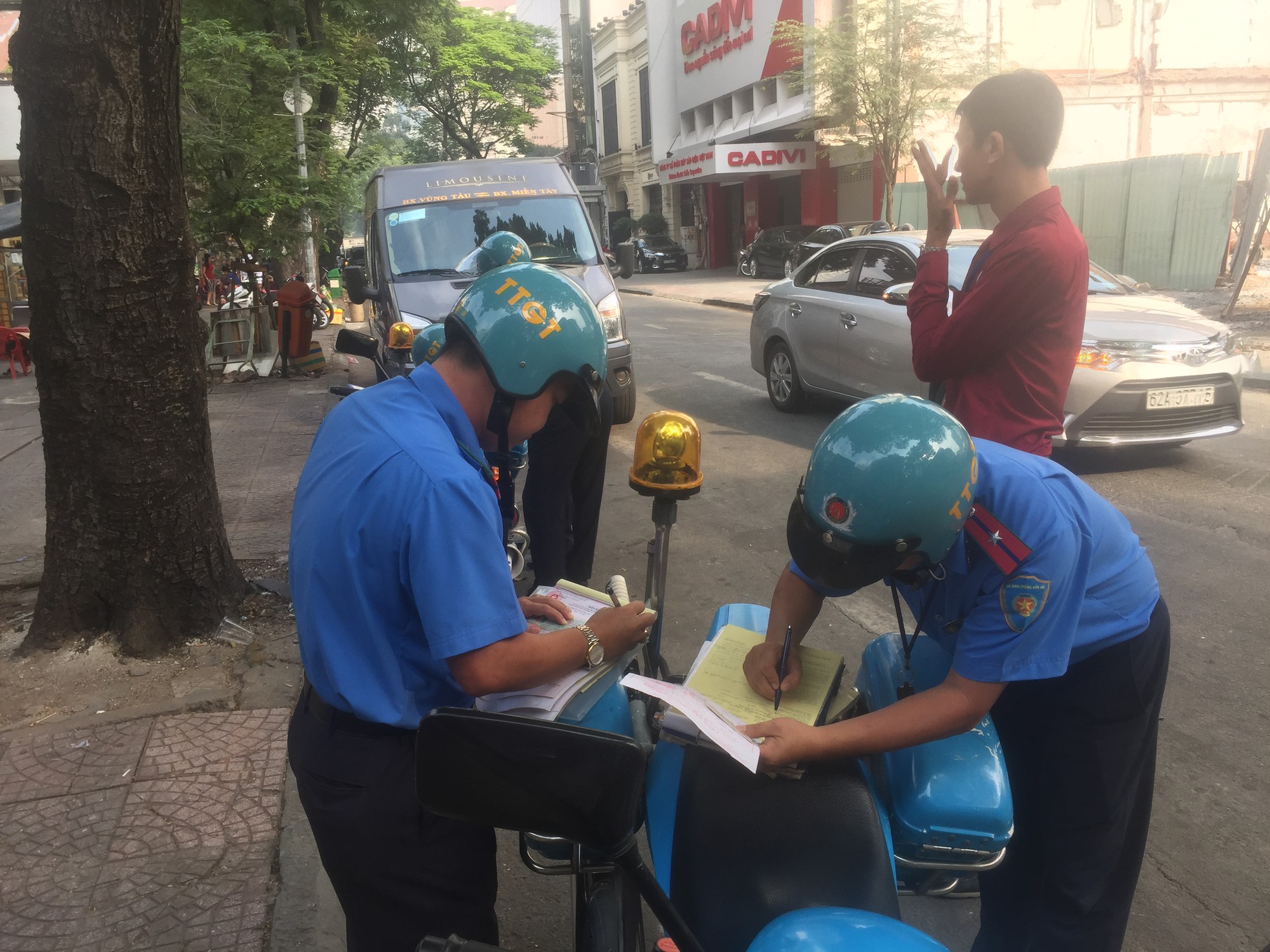 Thanh tra giao thông càn quét quanh Bến xe Miền Đông - Ảnh 2.