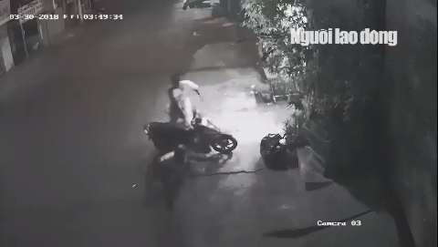 CLIP: Xem tên trộm thập thò lấy xe máy lúc rạng sáng