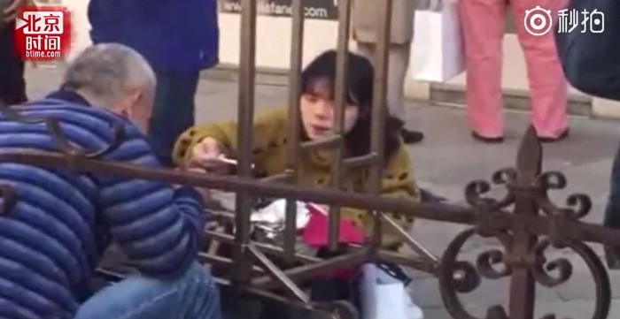 Du khách Trung Quốc vô tư ăn uống ở di tích Ý