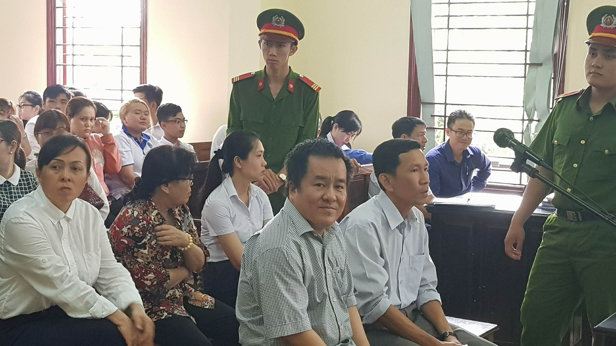 Hội thẩm nhân dân đi cấp cứu, hoãn xử đại gia Tòng "Thiên Mã"