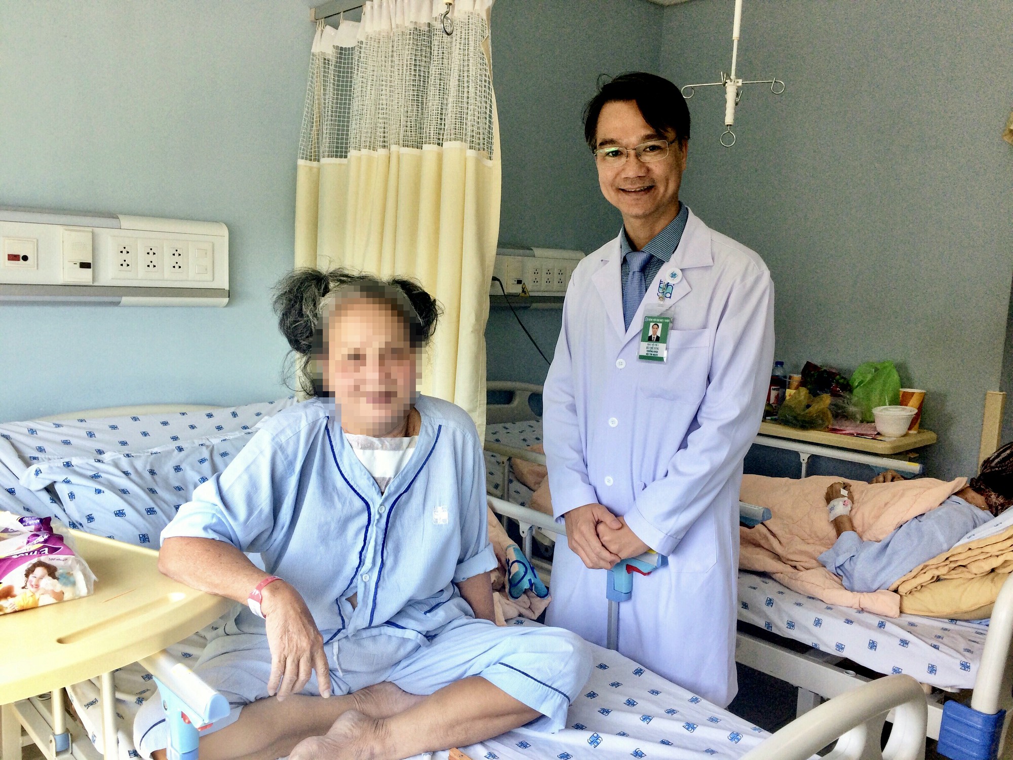 Kỳ lạ người phụ nữ nhiều năm hút thuốc, ngủ ngồi