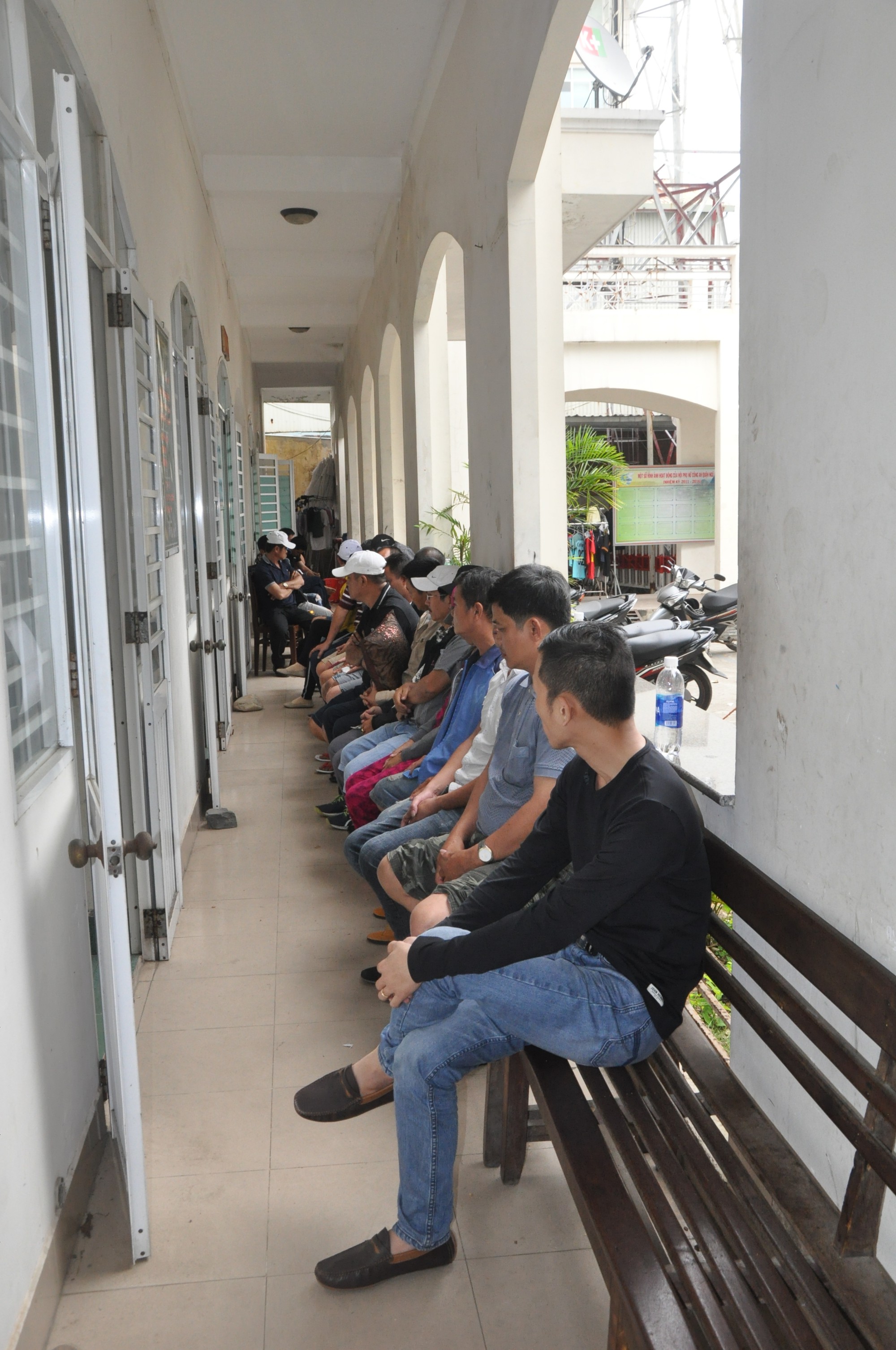 Bắt quả tang 24 đối tượng đang sát phạt xóc đĩa trong căn hộ cao cấp