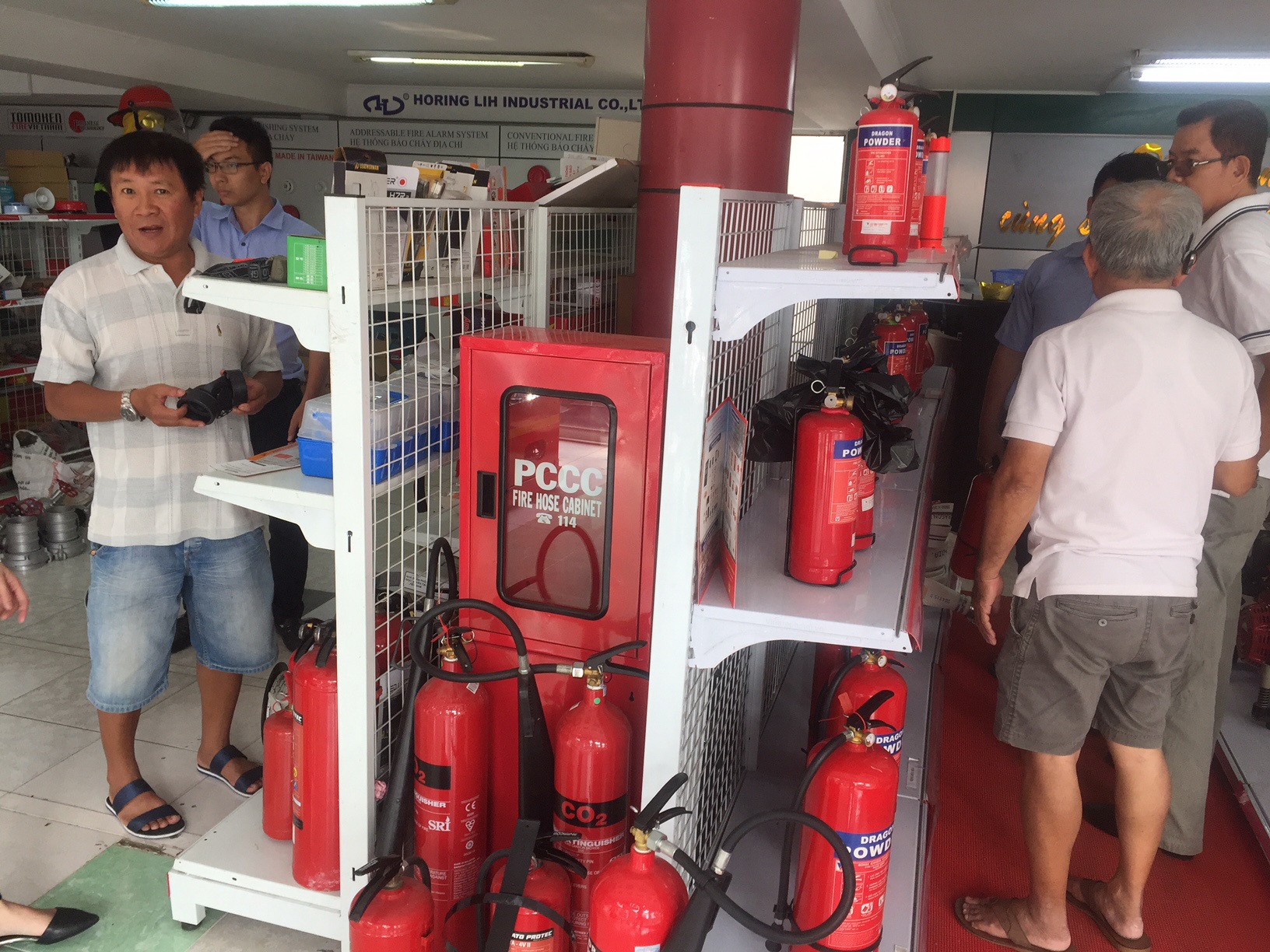 Đa dạng thiết bị thoát hiểm khi cháy, chủ yếu là hàng Trung Quốc