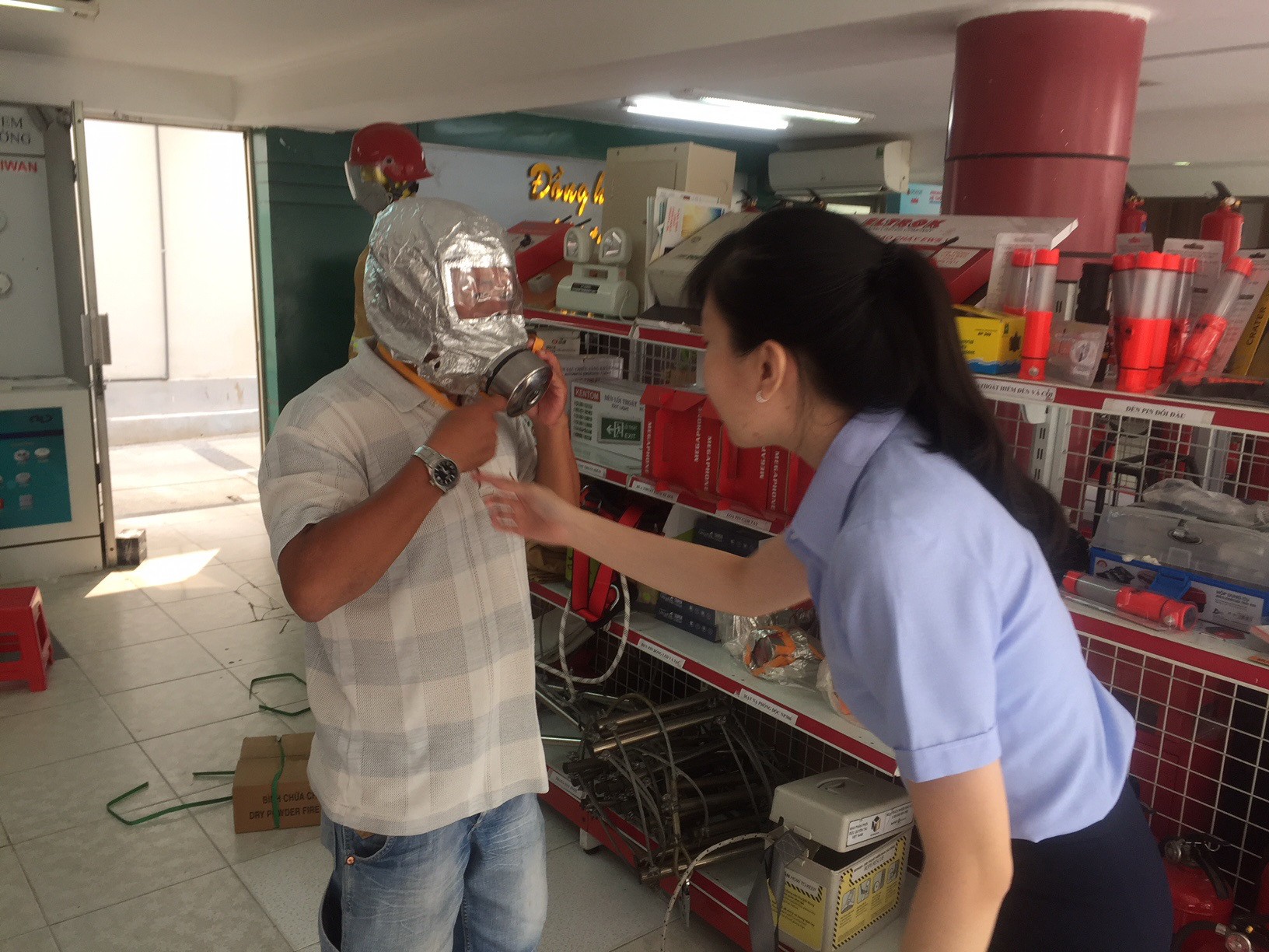 Đa dạng thiết bị thoát hiểm khi cháy, chủ yếu là hàng Trung Quốc - Ảnh 2.