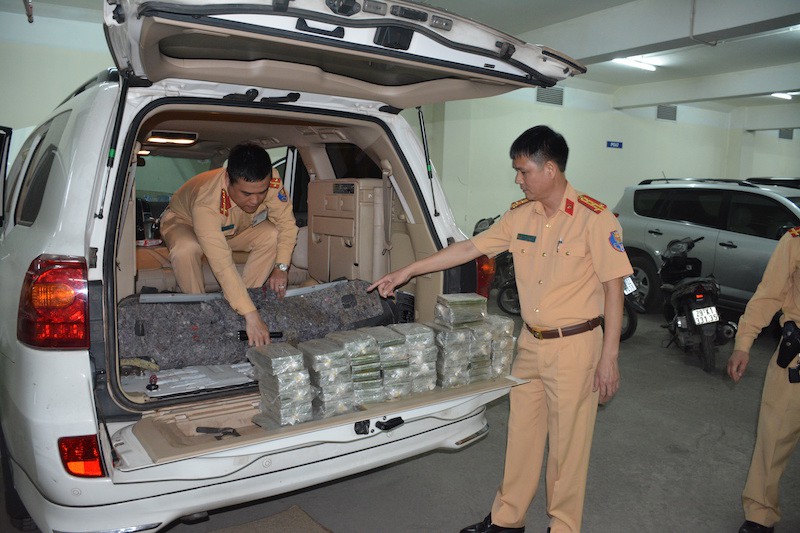 Bắt quả tang ô tô biển kiểm soát Lào chở 100 bánh heroin