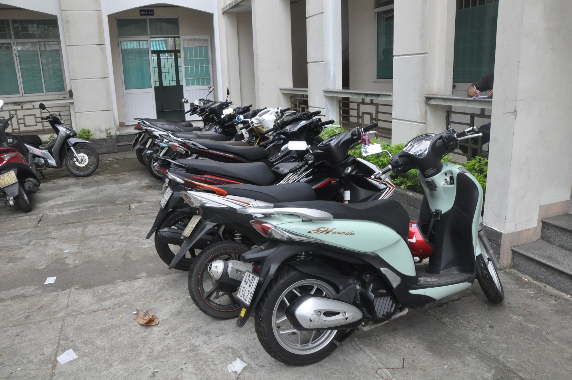 Bắt quả tang 24 đối tượng đang s&aacute;t phạt x&oacute;c đĩa trong căn hộ cao cấp - Ảnh 2.