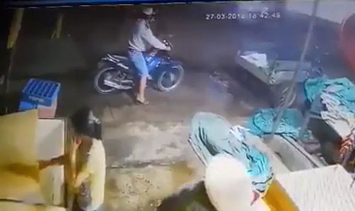 Tỉnh bơ vào tiệm tạp hóa trộm bia