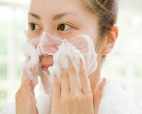 Da nhiều mụn có nên dùng sữa rửa mặt?