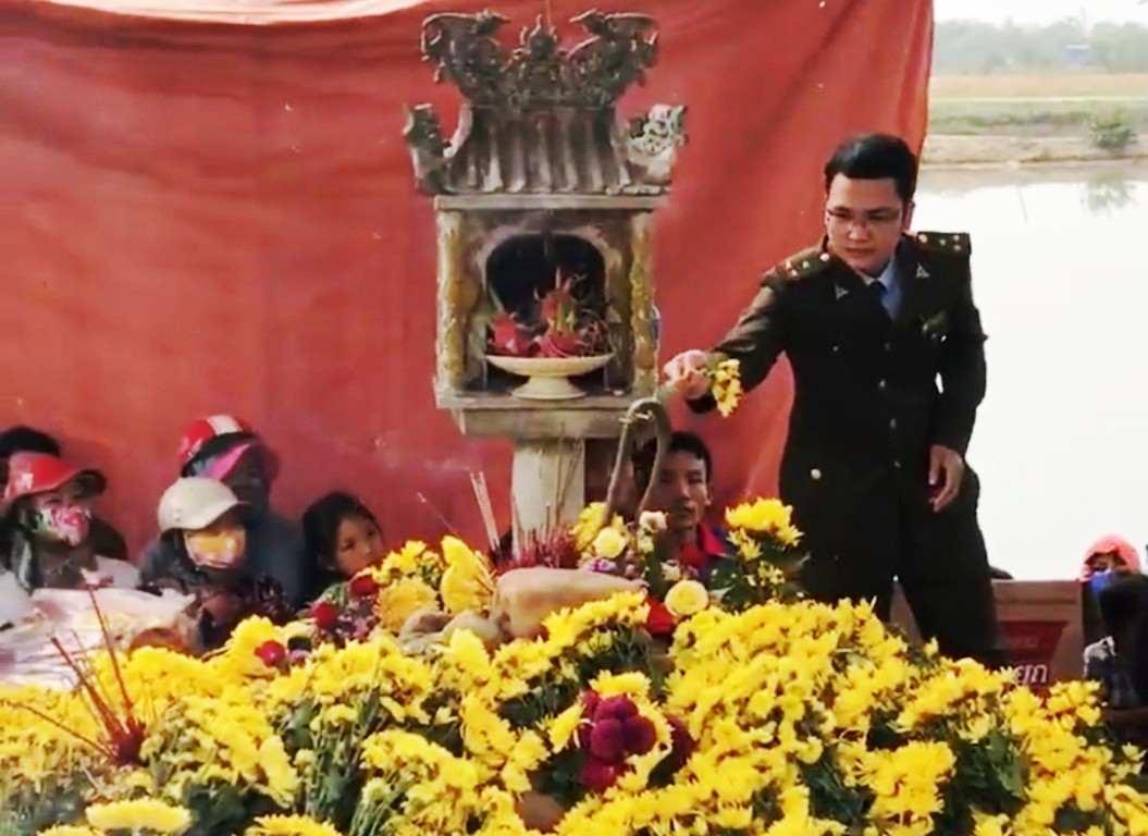 Sau nửa ng&agrave;y tạm giữ, rắn thần được thả về m&ocirc;i trường tự nhi&ecirc;n - Ảnh 1.