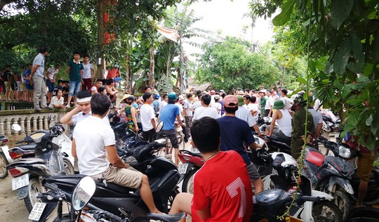 Cứ bức xúc, lại ra đường chặn xe