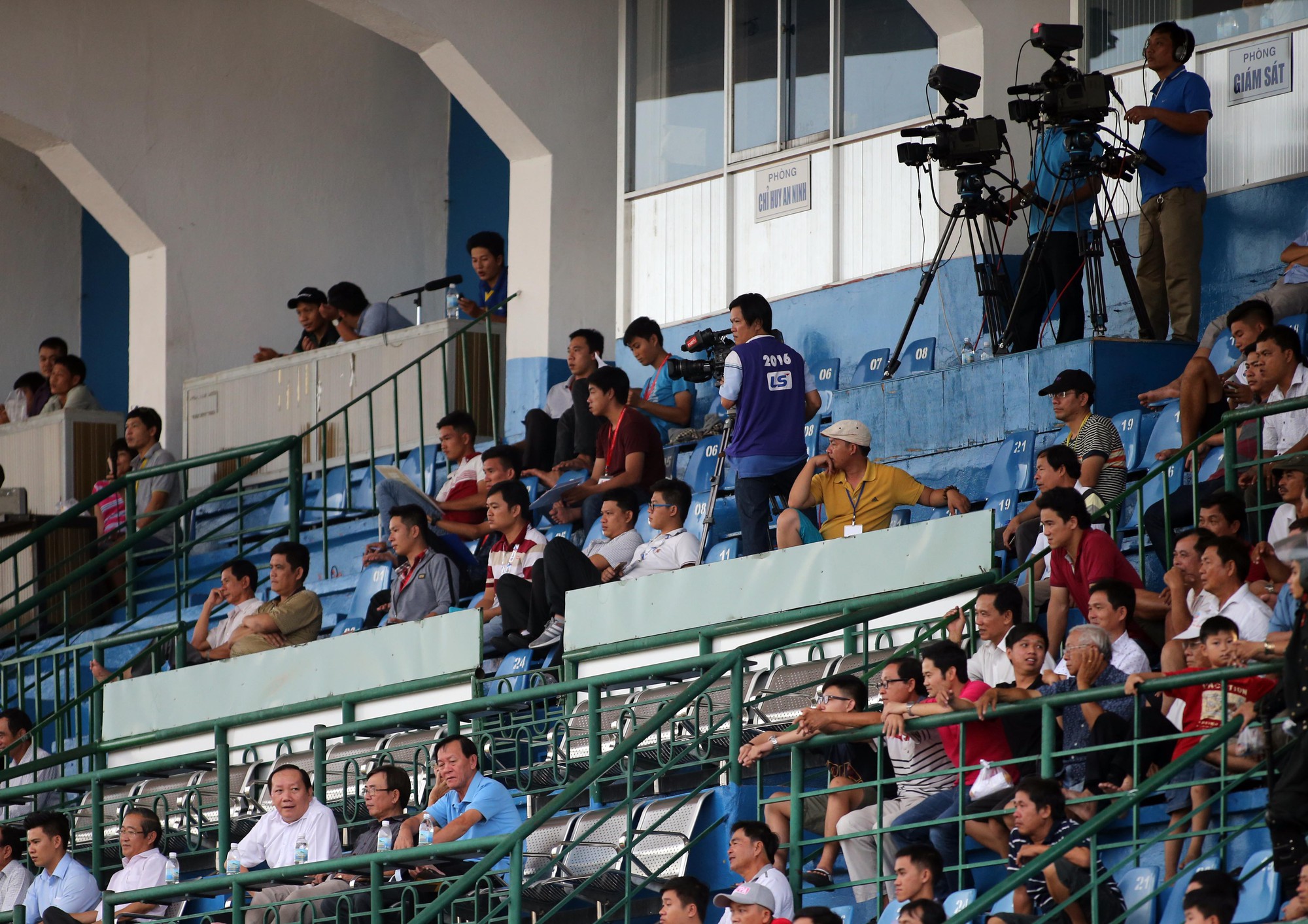 Bản quyền truyền hình V-League vẫn khó bán