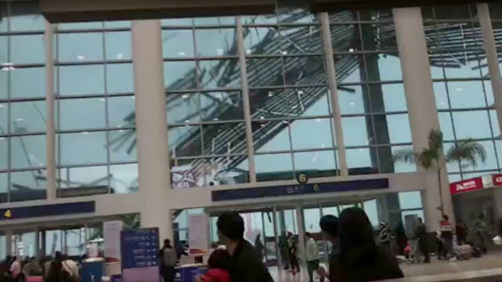 Gió xé mái che sân bay Trung Quốc như xé giấy