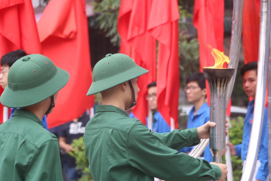 X&uacute;c động gi&acirc;y ph&uacute;t chia tay người th&acirc;n l&ecirc;n đường t&ograve;ng qu&acirc;n - Ảnh 3.