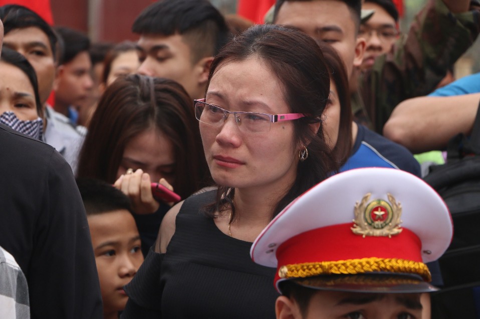 X&uacute;c động gi&acirc;y ph&uacute;t chia tay người th&acirc;n l&ecirc;n đường t&ograve;ng qu&acirc;n - Ảnh 6.