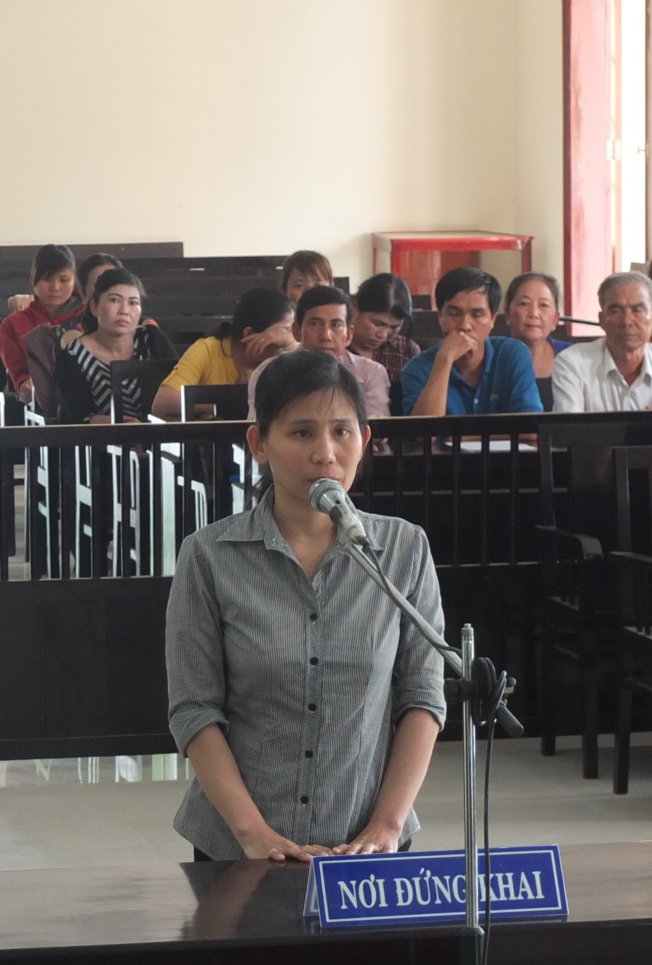 Nguyên nữ công an viên lừa đảo gần 6 tỉ đồng - Ảnh 1.