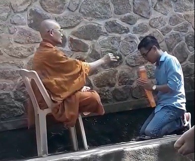 Người mặc đồ nhà sư đọc "thần chú", vẩy "nước thánh" tại chùa Hương Tích