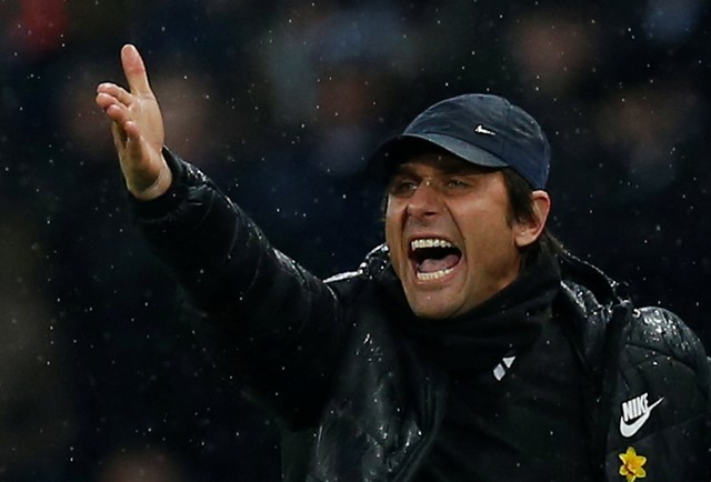 Chelsea chơi tệ, Conte quay sang mắng Neville, Redknapp