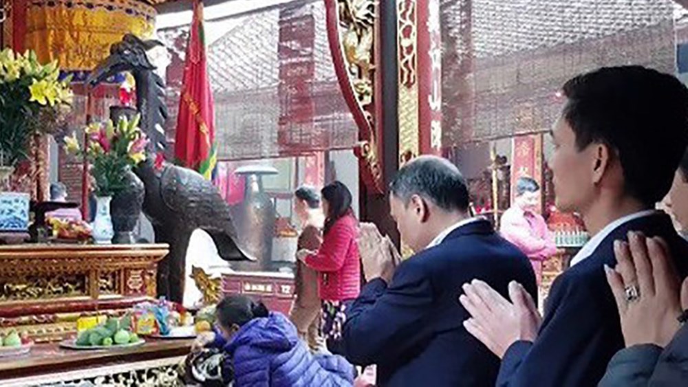 Quan đi lễ mất chức, dân vui hay buồn?!