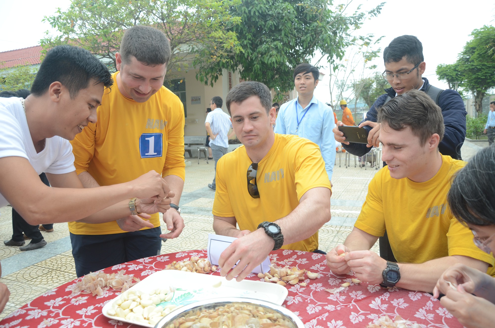 Hải quân tàu sân bay Mỹ trổ tài thi bóc tỏi với bệnh nhân tâm thần - Ảnh 17.