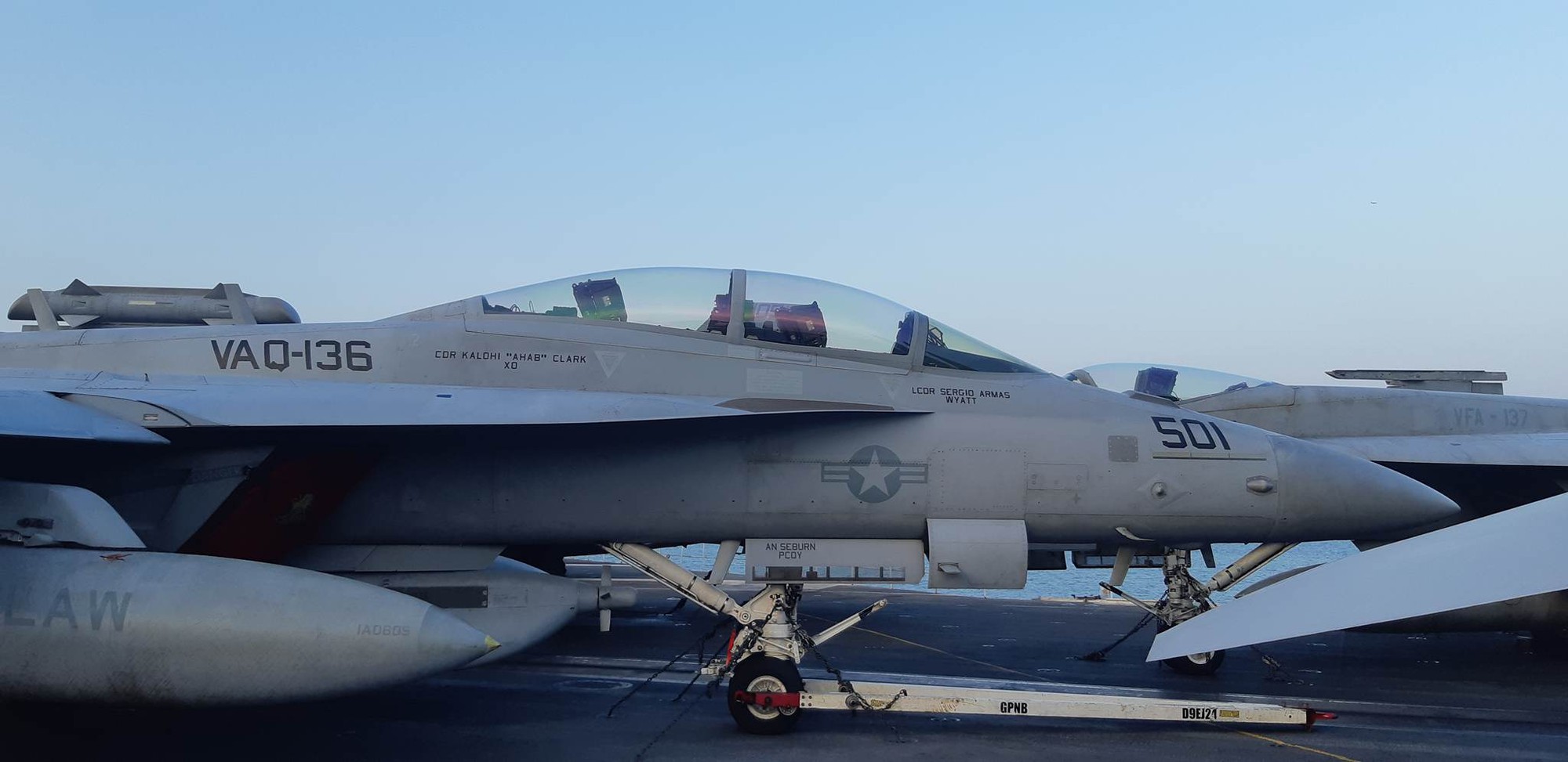 Ngắm dàn máy bay khủng trên tàu sân bay USS Carl Vinson - Ảnh 4.