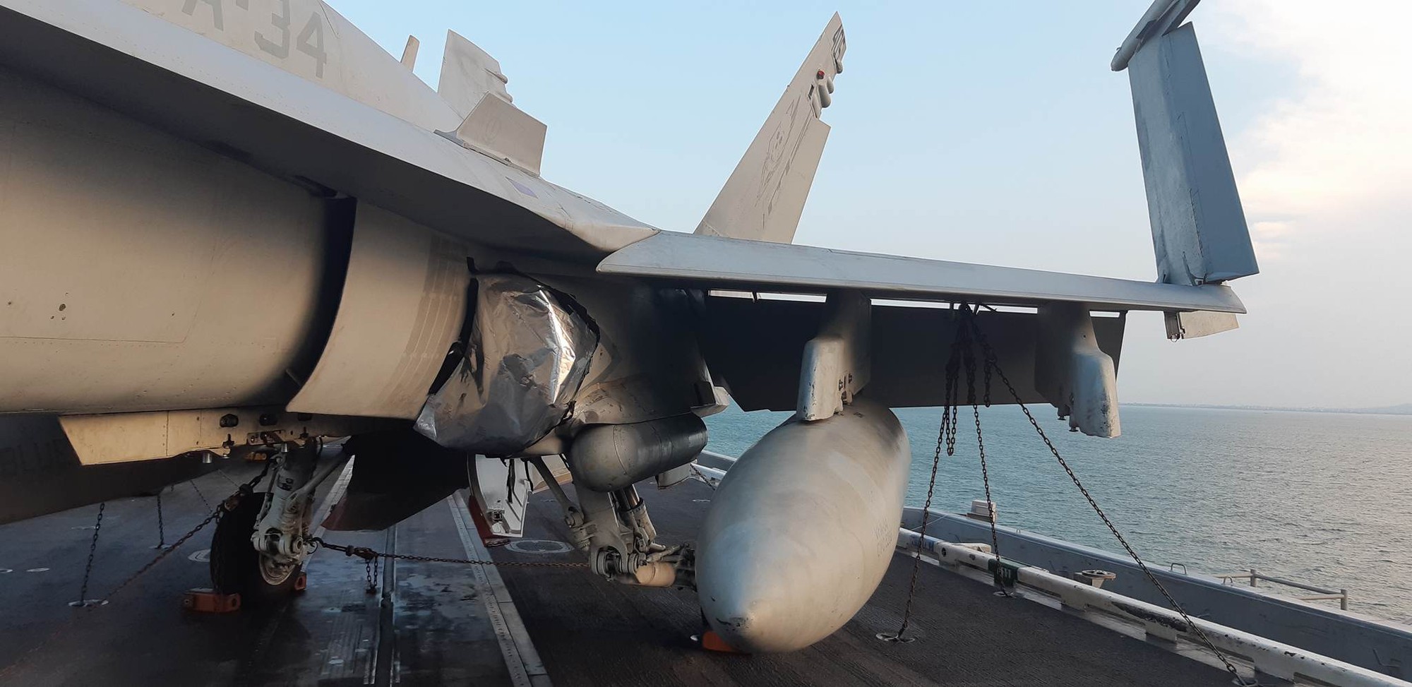 Ngắm dàn máy bay khủng trên tàu sân bay USS Carl Vinson - Ảnh 9.