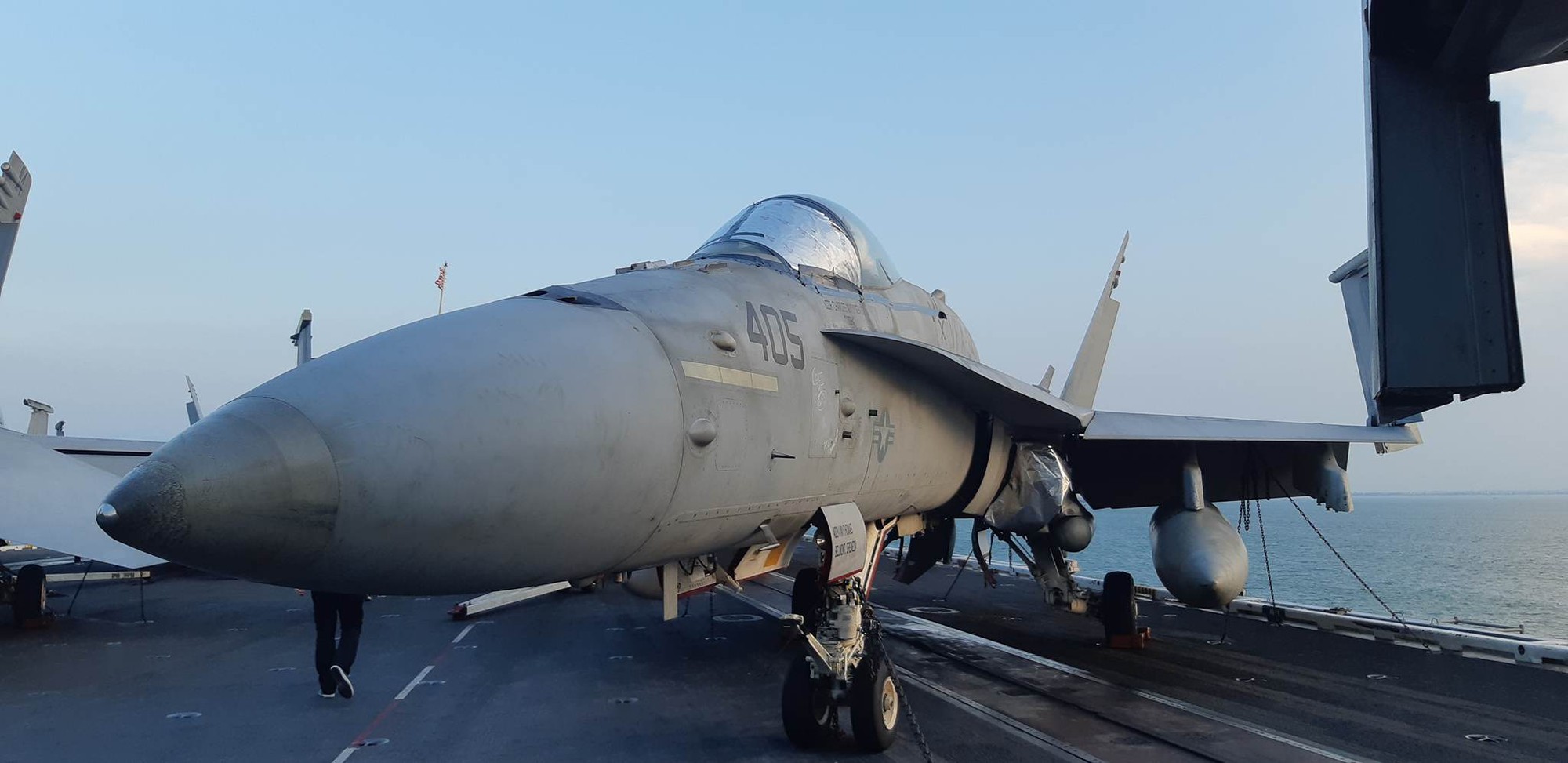 Ngắm dàn máy bay khủng trên tàu sân bay USS Carl Vinson - Ảnh 11.
