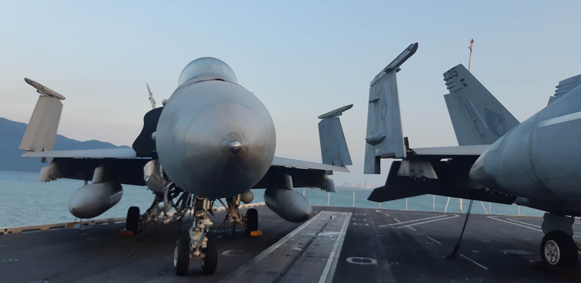 Ngắm dàn máy bay khủng trên tàu sân bay USS Carl Vinson - Ảnh 14.