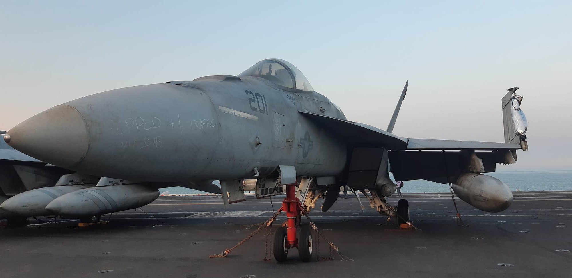 Ngắm dàn máy bay "khủng" trên tàu sân bay USS Carl Vinson