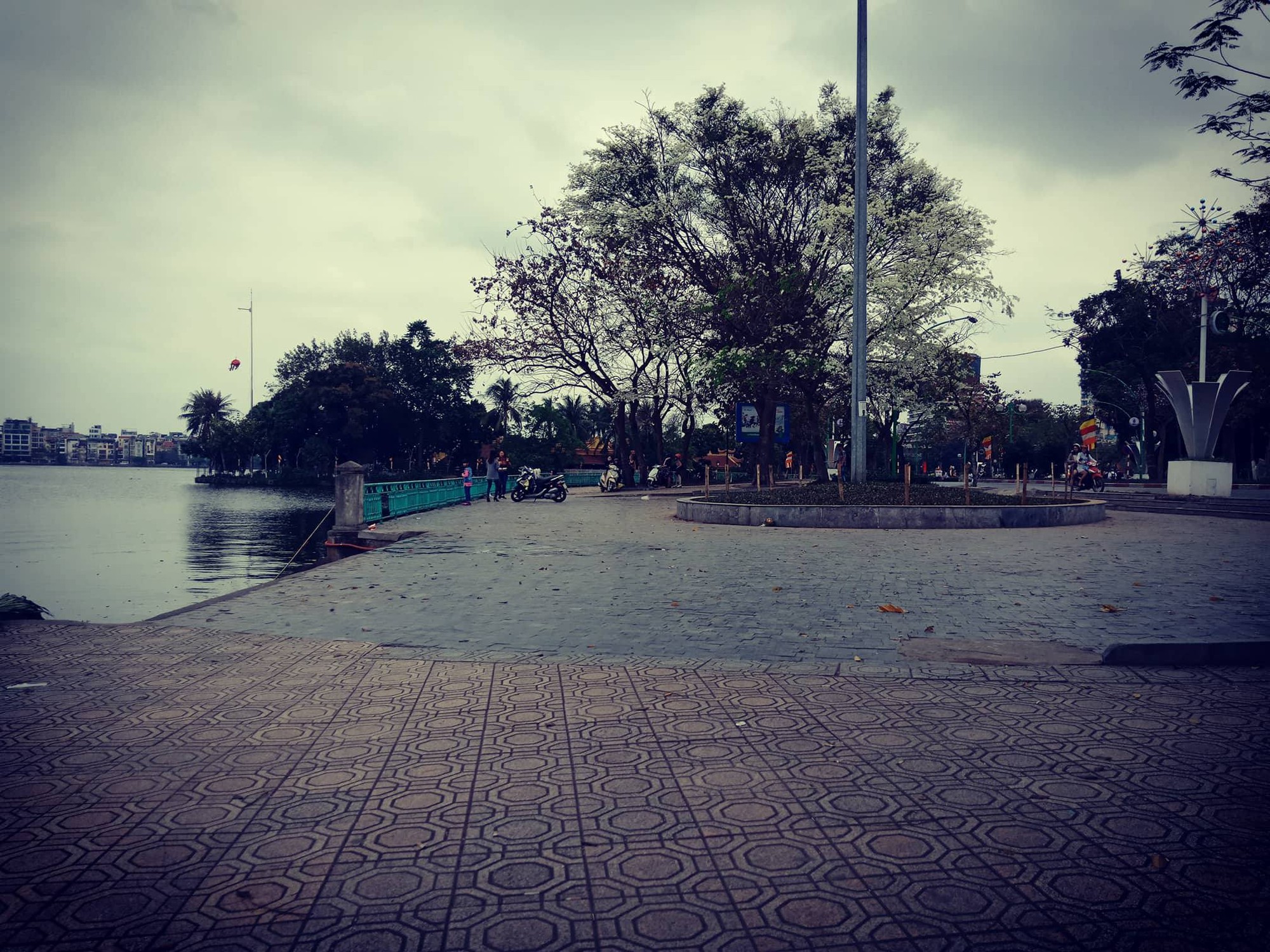 Ph&aacute;t hiện thi thể người đ&agrave;n &ocirc;ng tr&ecirc;n Hồ T&acirc;y, gần ch&ugrave;a Trấn Quốc - Ảnh 1.