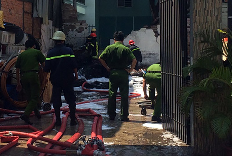 Gần 200 chiến sĩ chữa cháy, cứu người mắc kẹt trong đám cháy lớn
