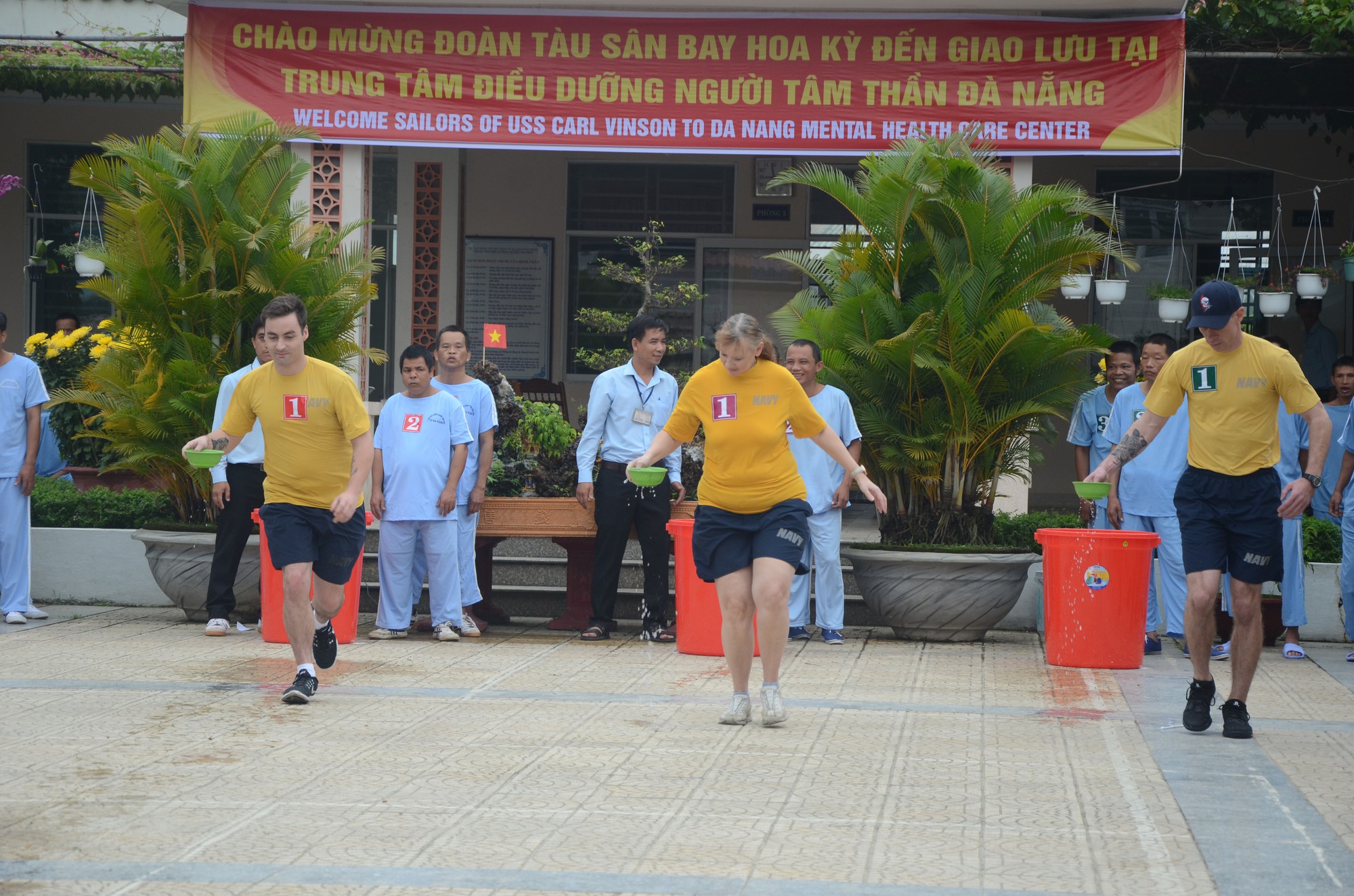 Hải quân tàu sân bay Mỹ trổ tài thi bóc tỏi với bệnh nhân tâm thần - Ảnh 8.