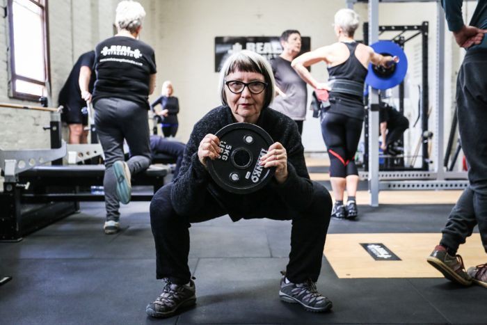 Tự tập squat để ngừa chấn thương hông được không?