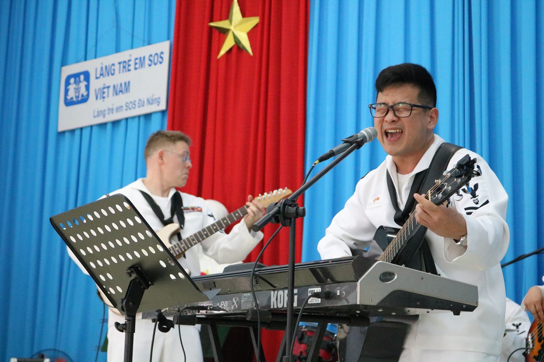 Thủy thủ tàu sân bay Mỹ giao lưu cảm động với làng trẻ em SOS Đà Nẵng - Ảnh 6.