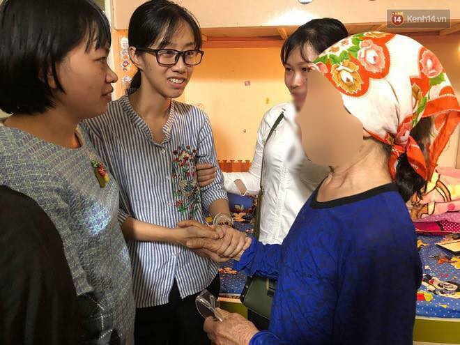 2 người nhận gi&aacute;c mạc đến nh&agrave; thắp hương tri &acirc;n b&eacute; Hải An - Ảnh 1.