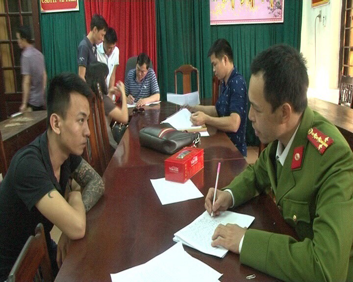 Tạm giam 2 kẻ giật giỏ xách có hơn 90 triệu đồng