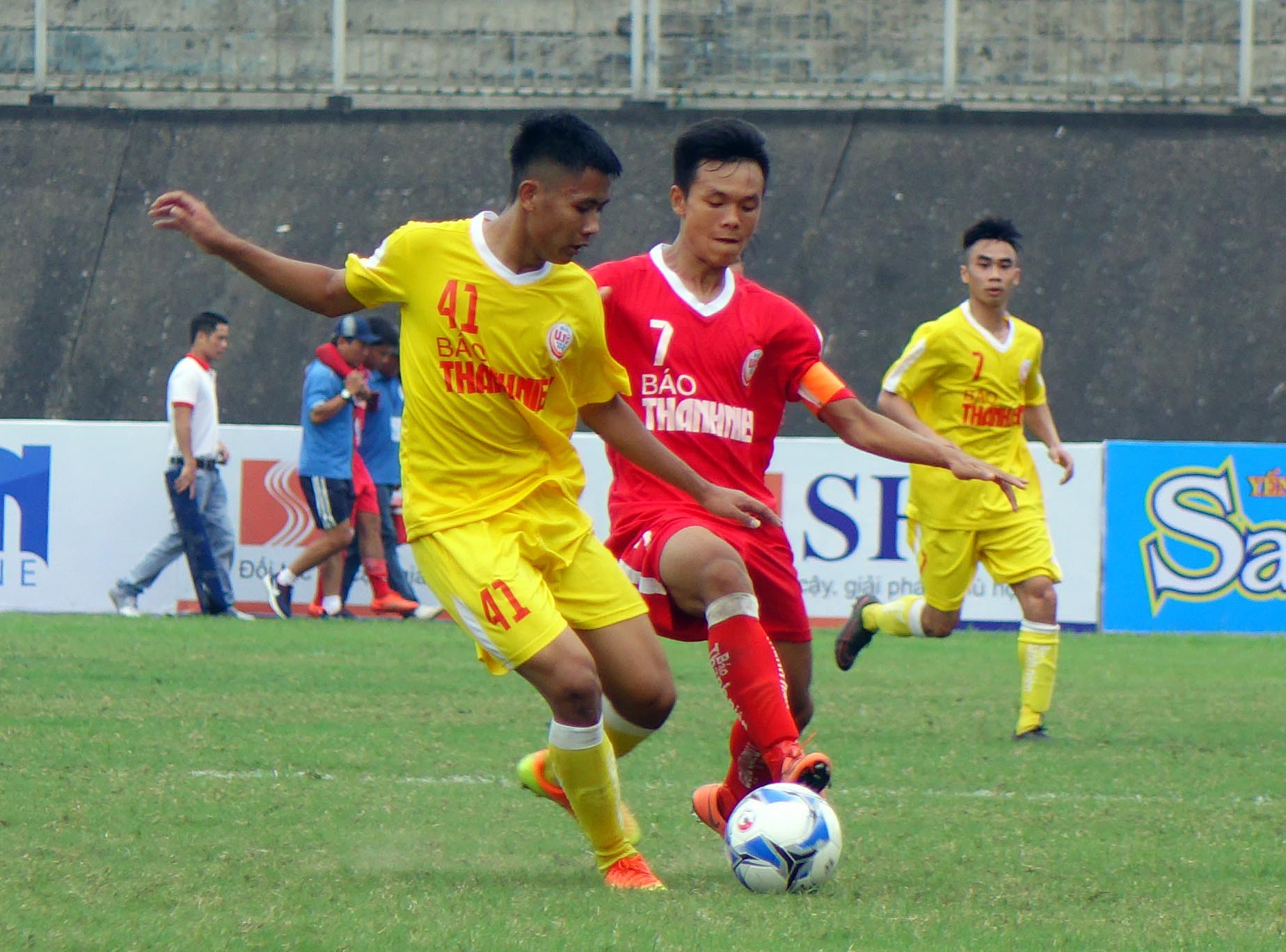 VCK Giải U19 Quốc gia: Đàn em của Quang Hải ra oai