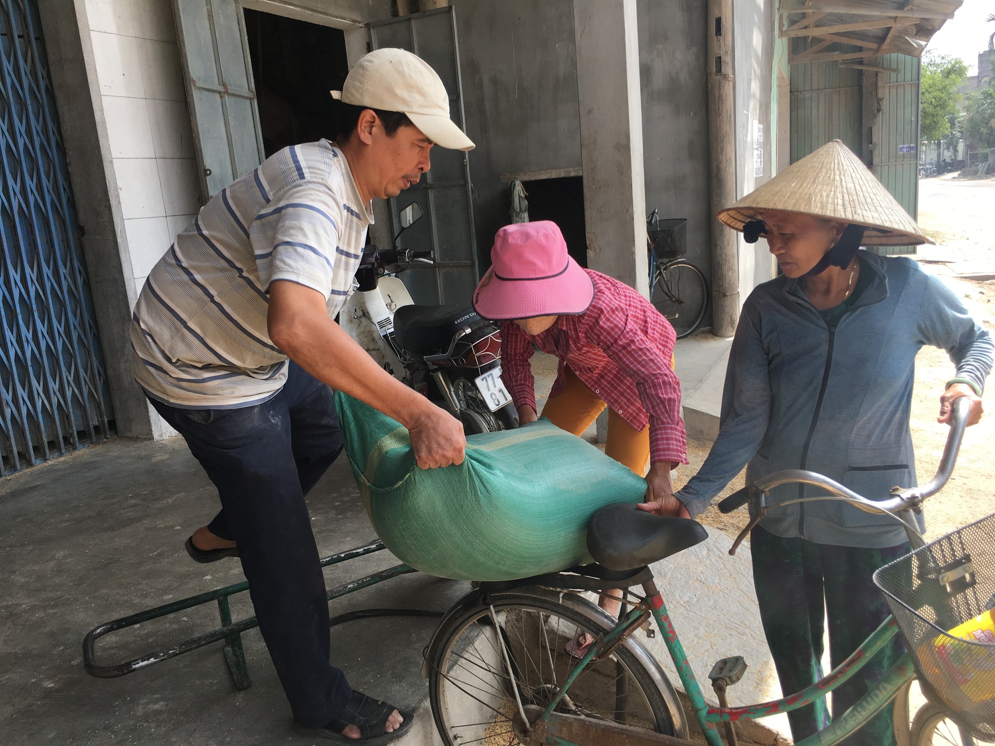Vụ vàng bỏ quên trong bao lúa: Khốn khổ vì ai cũng nhận là chủ nhân