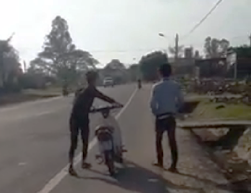 CSGT nói về clip "buộc 2 thanh niên xì lốp xe dẫn bộ"