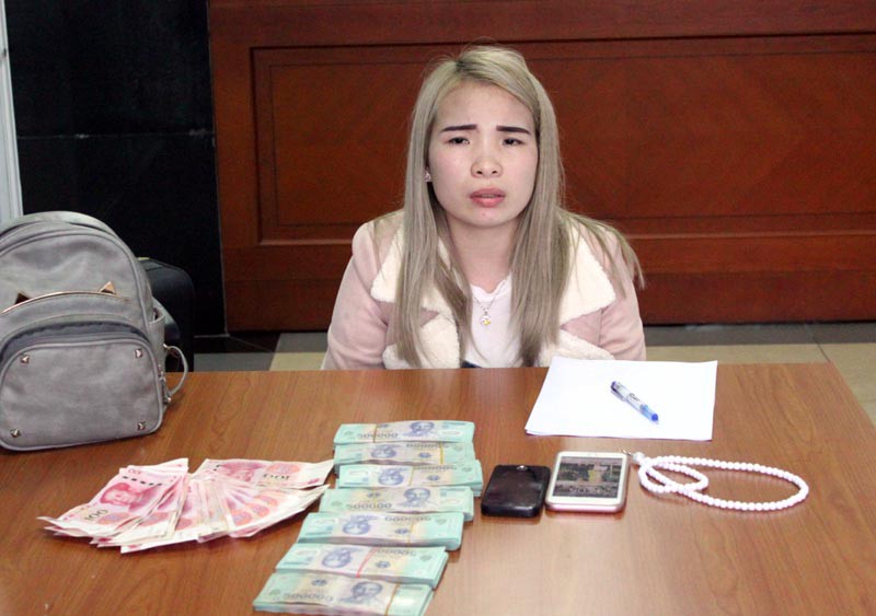 Hải quan bắt 1 phụ nữ không khai báo hơn 300 triệu đồng