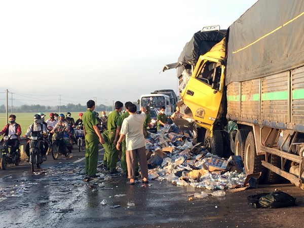 Đâm vào đuôi xe tải, tài xế chết kẹt