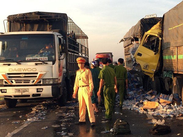Đ&acirc;m v&agrave;o đu&ocirc;i xe tải, t&agrave;i xế chết kẹt - Ảnh 2.