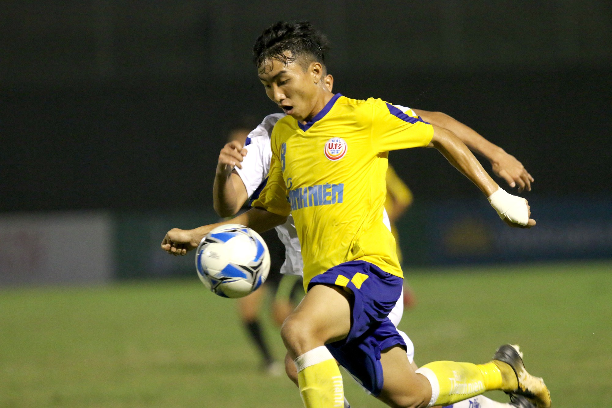 VCK U19 Quốc gia 2018: Chủ nh&agrave; bại trận ng&agrave;y đầu - Ảnh 1.