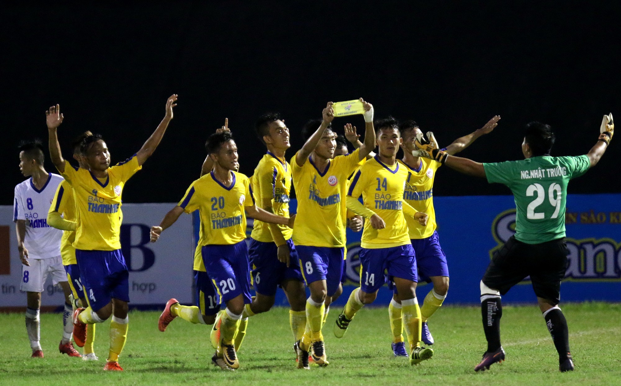 VCK U19 Quốc gia 2018: Chủ nh&agrave; bại trận ng&agrave;y đầu - Ảnh 3.
