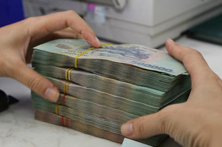 Nhiều người vay mua nh&agrave; vỡ nợ nếu l&atilde;i suất tăng 2% - Ảnh 1.