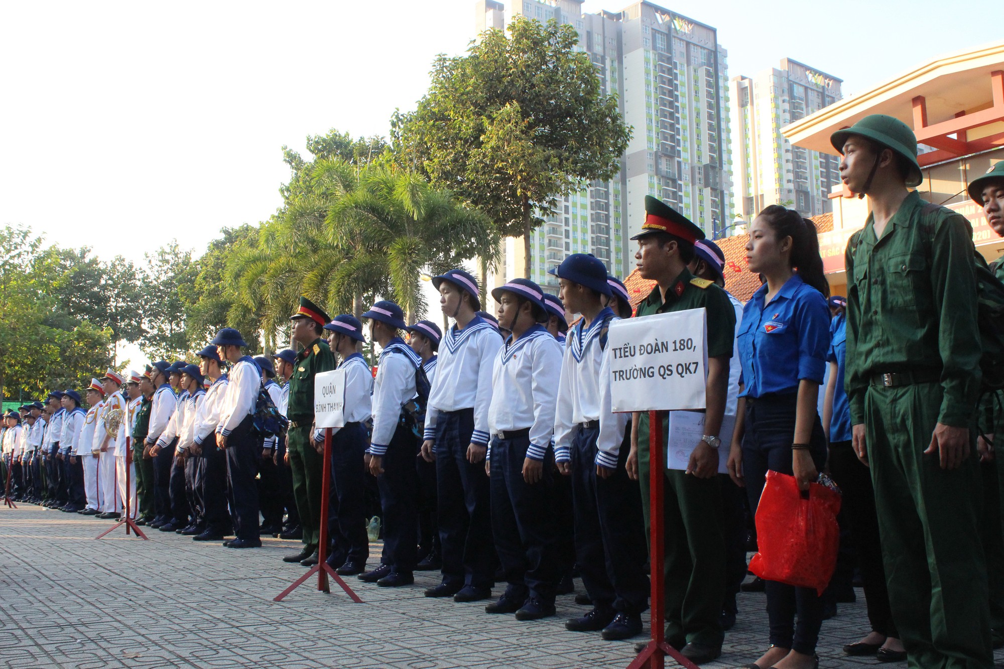 Tiễn thanh ni&ecirc;n nhập ngũ, B&iacute; thư Nguyễn Thiện Nh&acirc;n kể chuyện xưa - Ảnh 1.