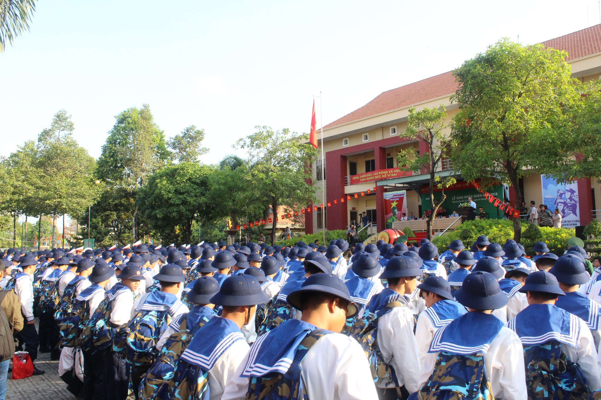 Tiễn thanh ni&ecirc;n nhập ngũ, B&iacute; thư Nguyễn Thiện Nh&acirc;n kể chuyện xưa - Ảnh 2.