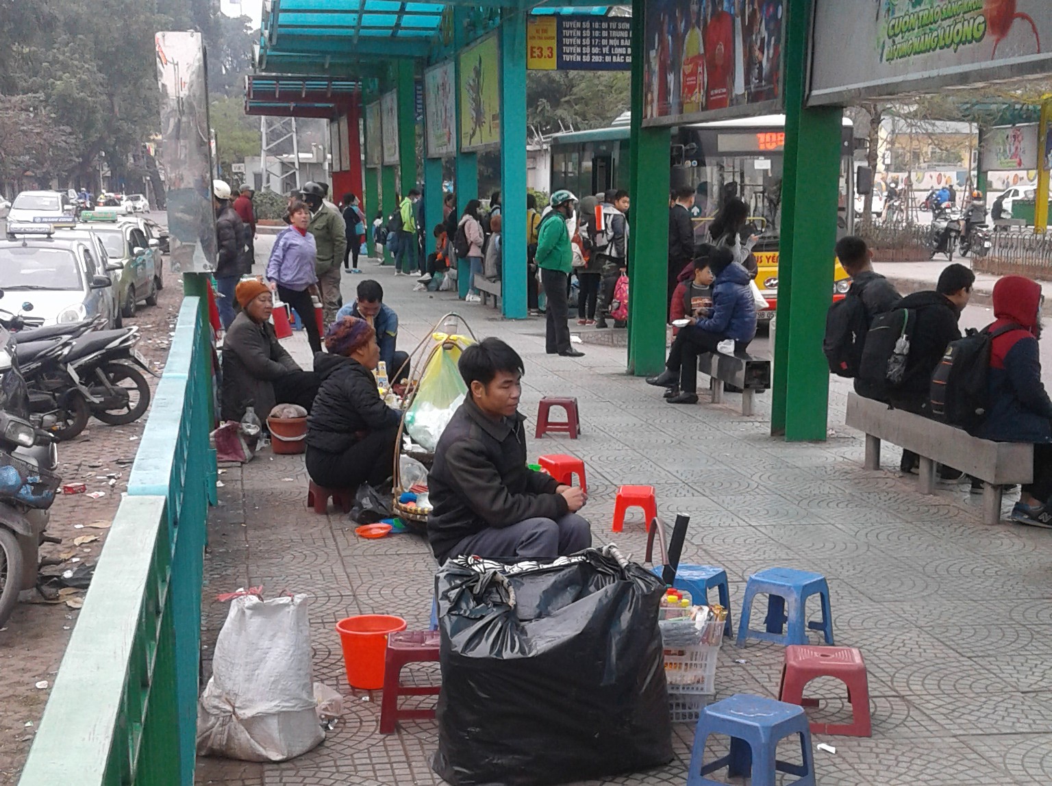 Hàng quán tràn lan chiếm trạm xe buýt
