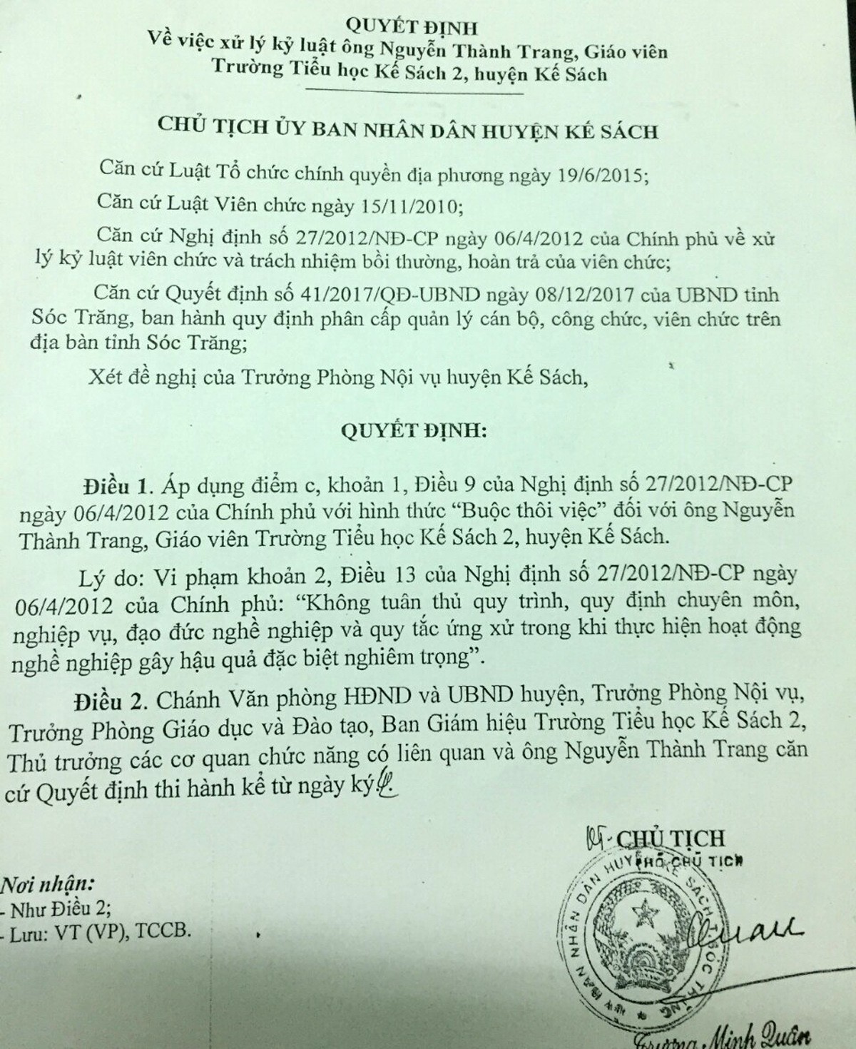 Buộc thôi việc thầy giáo sờ vào vùng nhạy cảm của nữ sinh - Ảnh 2.